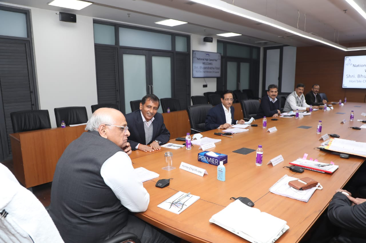 Hon'ble Chief Minister of Gujarat, Shri Bhupendra Patel visited NHSRCL Ahmedabad office on 18th Dec 2021. Shri Satish Agnihotri, MD, NHSRCL briefed him about the latest construction & land acquisition status.